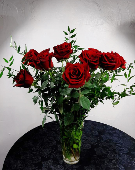 TJFlowers_VD002 1 Dozen Red Roses in a Glass Vase
